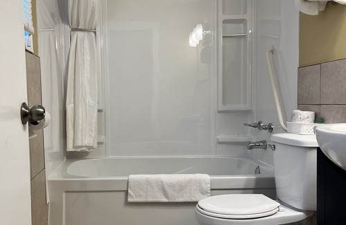Laurentian Valley Hotel | Travellers Inn Pembroke