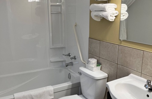 Laurentian Valley Hotel | Travellers Inn Pembroke
