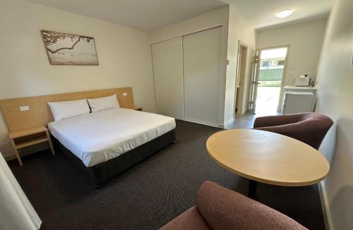 Mayfield West Hotel | Travellers Motor Village