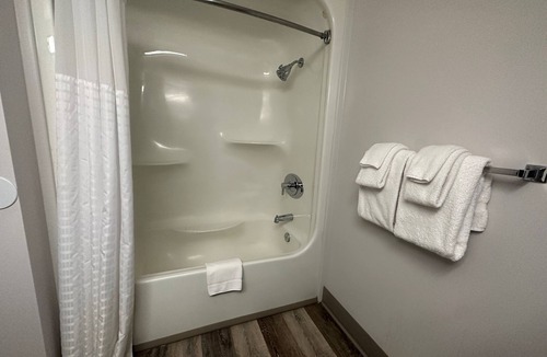 Barrie Hotel | Travelodge by Wyndham Barrie