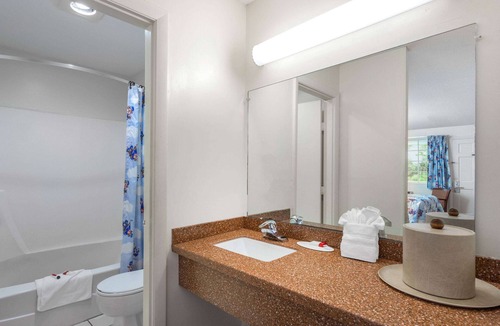 West Dennis Hotel | Travelodge by Wyndham Cape Cod Area