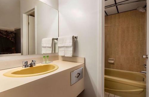 Baie Comeau Hotel | Travelodge by Wyndham Baie Comeau