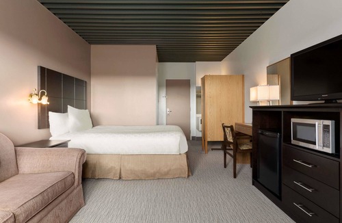 Baie Comeau Hotel | Travelodge by Wyndham Baie-Comeau