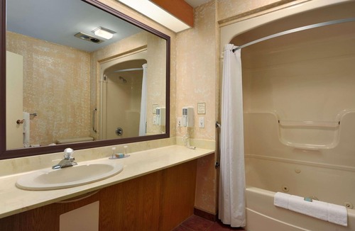 Simcoe Hotel | Travelodge by Wyndham Simcoe