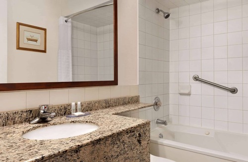 Richmond Hill Hotel | Travelodge by Wyndham Richmond Hill