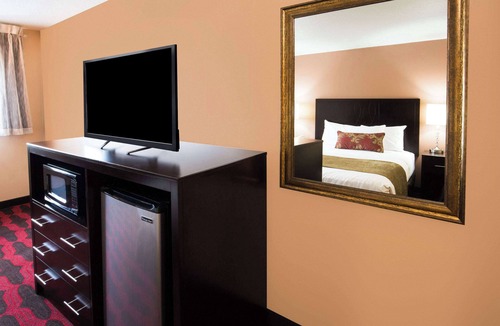 Wood Village Hotel | Travelodge by Wyndham East Portland/Gresham