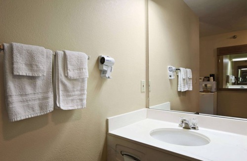 Grand Island Hotel | Travelodge by Wyndham Grand Island