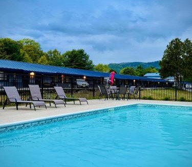 Lake George Hotel | Travelodge by Wyndham Lake George NY