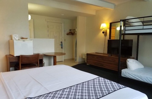 Lake George Hotel | Travelodge by Wyndham Lake George NY
