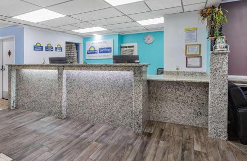 Livonia Hotel | Travelodge by Wyndham Livonia Canton Novi Detroit Area