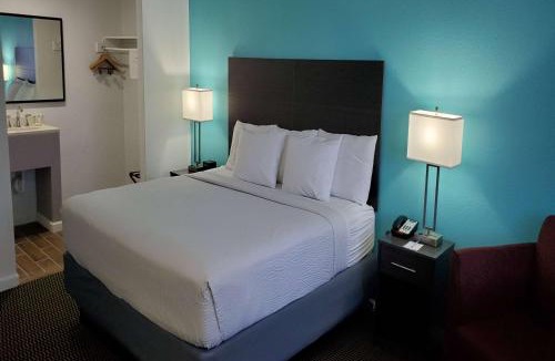 Livonia Hotel | Travelodge by Wyndham Livonia Canton Novi Detroit Area