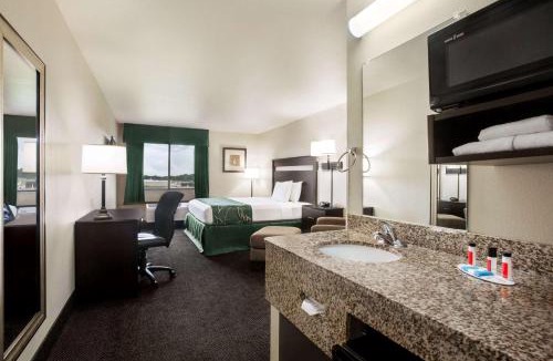 Blanks Hotel | Travelodge by Wyndham Livonia
