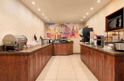 Oshawa Hotel | Travelodge by Wyndham Oshawa Whitby