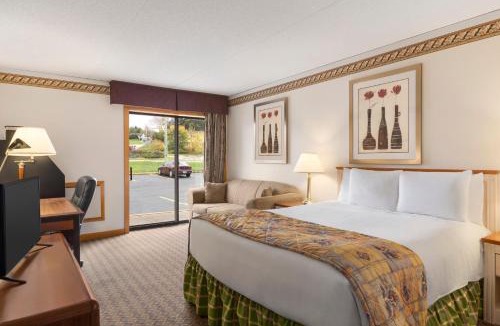 Owen Sound Hotel | Travelodge by Wyndham Owen Sound ON
