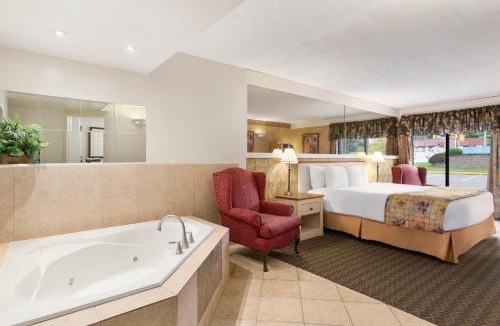 Owen Sound Hotel | Travelodge by Wyndham Owen Sound ON