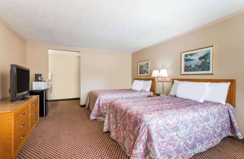 Martinsville Hotel | Travelodge by Wyndham Ridgeway Martinsville Area