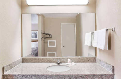 Martinsville Hotel | Travelodge by Wyndham Ridgeway Martinsville Area