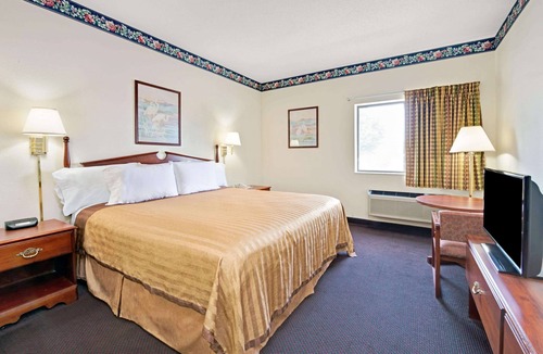 Airport Township Hotel | Travelodge by Wyndham St. Louis