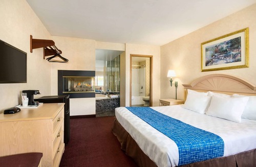 Niagara Falls Hotel | Travelodge by Wyndham Niagara Falls