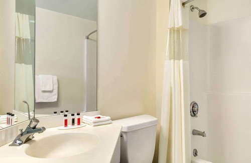 Niagara Falls Hotel | Travelodge by Wyndham Niagara Falls