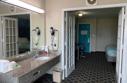 San Antonio Hotel | Travelodge by Wyndham San Antonio Downtown Northeast