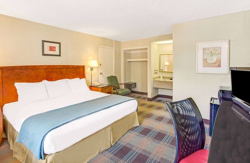 Downtown Hotel | Travelodge by Wyndham Silver Spring