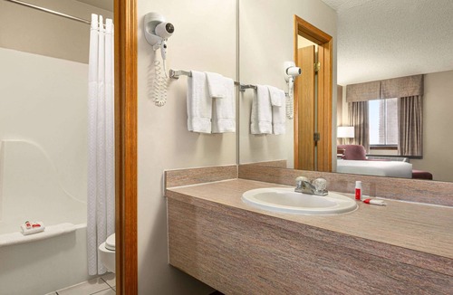 Wellington Hotel | Travelodge by Wyndham Wellington KS