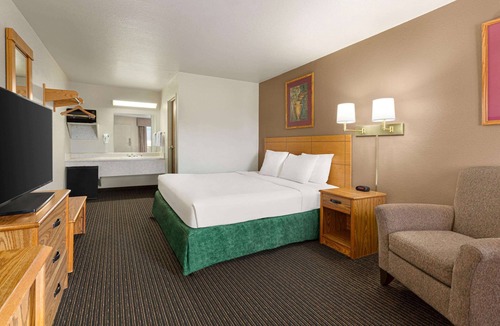 Wellington Hotel | Travelodge by Wyndham Wellington KS