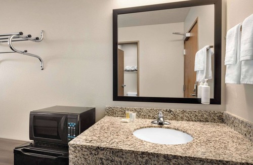 Vaughn Hotel | Travelodge by Wyndham Vaughn