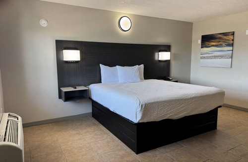 Venice Gardens Hotel | Travelodge by Wyndham Venice