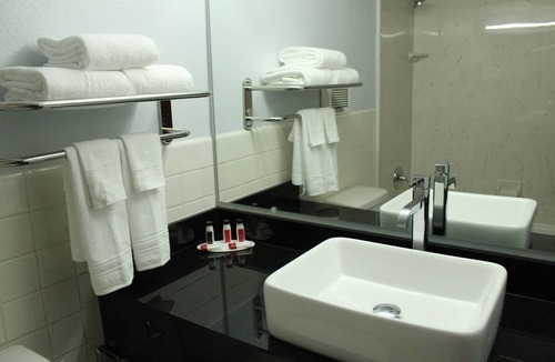 Racine Hotel | Travelodge by Wyndham Water’s Edge Hotel - Racine