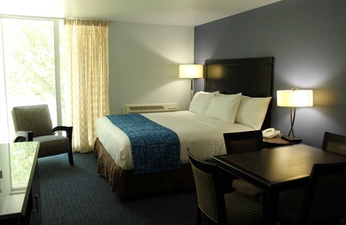 Racine Hotel | Travelodge by Wyndham Water’s Edge Hotel - Racine