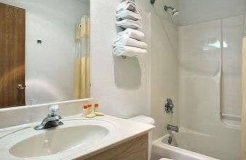 Waukegan Hotel | Travelodge by Wyndham Waukegan Gurnee