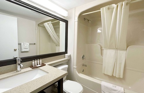 Welland Hotel | Travelodge by Wyndham Welland