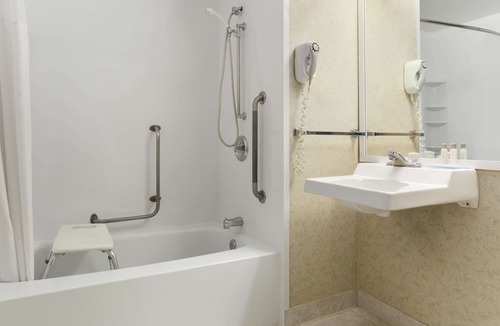 Winnipeg Hotel | Travelodge by Wyndham Winnipeg East