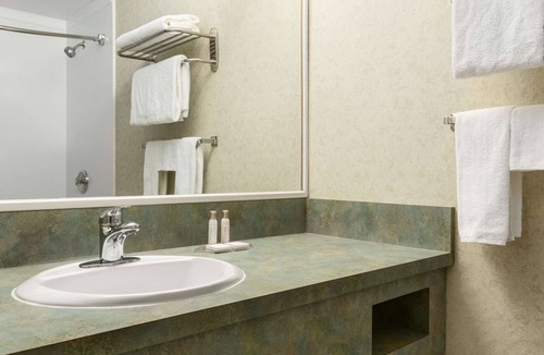 Winnipeg Hotel | Travelodge by Wyndham Winnipeg East