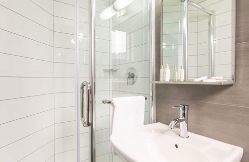Chinatown Hotel | Travelodge Hotel by Wyndham Montreal Centre