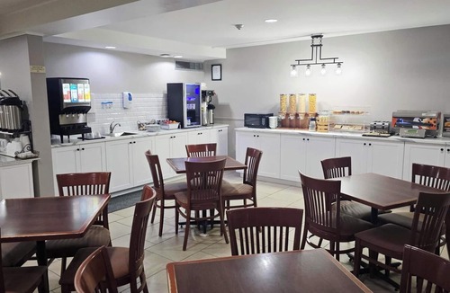 Regina Hotel | Travelodge Suites by Wyndham Regina/Eastgate Bay