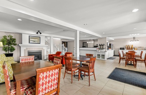 Regina Hotel | Travelodge Suites by Wyndham Regina/Eastgate Bay