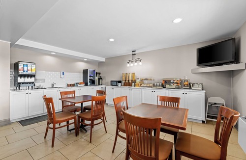 Regina Hotel | Travelodge Suites by Wyndham Regina/Eastgate Bay