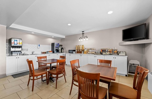Regina Hotel | Travelodge Suites by Wyndham Regina/Eastgate Bay