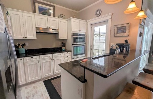 Florence House | Traxlers Surfside Cottage-Beachfront Bliss Awaits