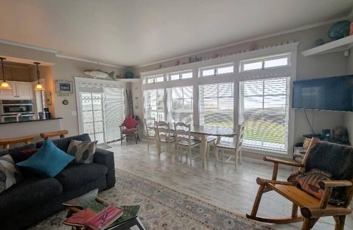 Florence House | Traxlers Surfside Cottage-Beachfront Bliss Awaits