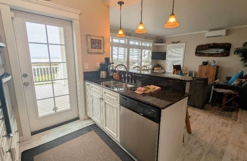 Florence House | Traxlers Surfside Cottage-Beachfront Bliss Awaits