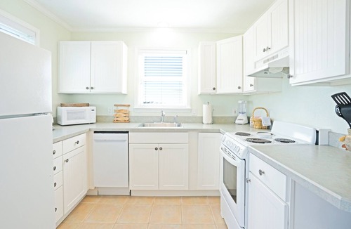 Ocracoke Cottage | Treasure Chest/Charming 1 BR Waterfront Accommodation