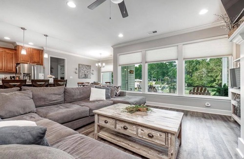 Mid America House | Treasured Place on Treasure Isle - Lake Hamilton