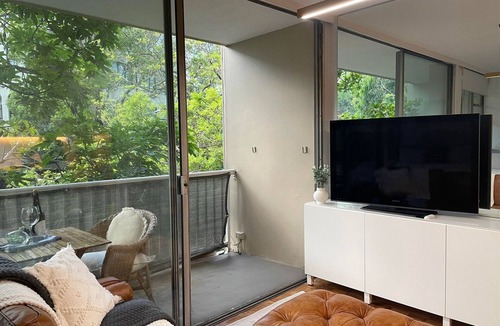 Rushcutters Bay Apartment | Tree-Adorned Studio by the Water