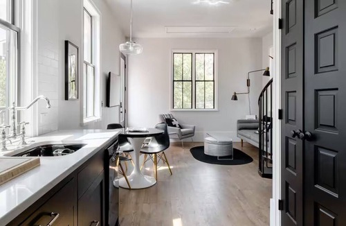Central East Austin Apartment | Tree canopy apartment in an Historic district