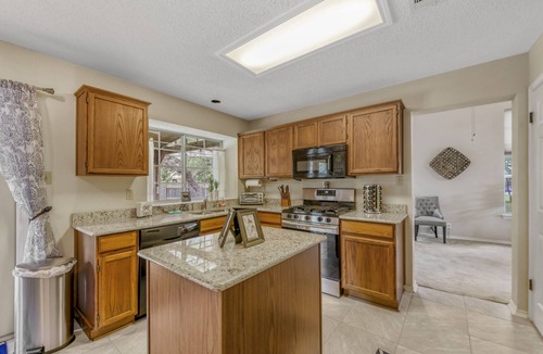 McNeil House | Tree Covered Beauty! Home close to Austin and Freeways, Shopping & more!