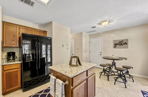 McNeil House | Tree Covered Beauty! Home close to Austin and Freeways, Shopping & more!